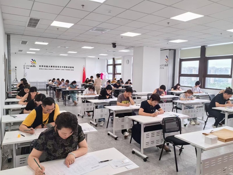 高级（三级）形象设计师技能等级证书考核在我校举行