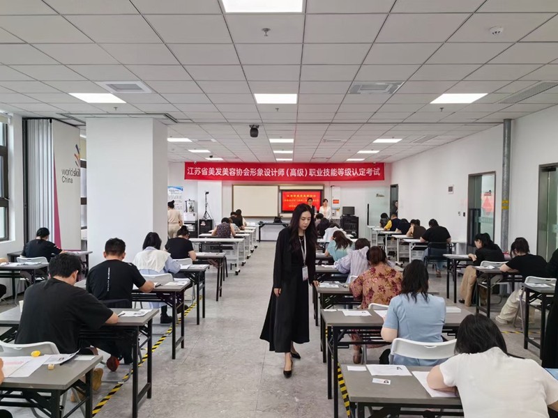 高级(三级)形象设计师技能等级证书考核在我校举行
