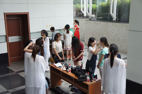 南京财经大学毕业生晚会化妆造型