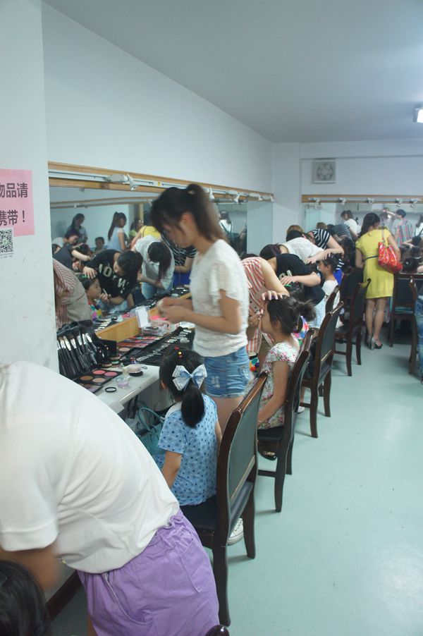 南京电视台少儿频道晚会录制化妆、水晶姐姐也在哦