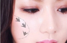 时尚性感淡妆教程 工作情调两不误