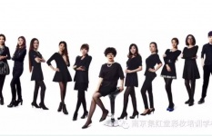现在报名13日暑期化妆班送680元国家化妆师证书