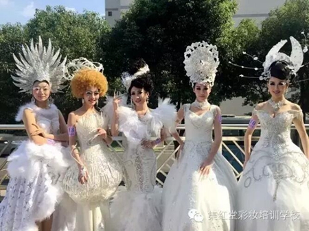 第十七届江苏省化妆美甲大赛上获6金9银的好成绩
