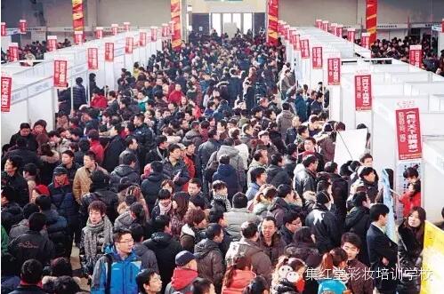 还在人才市场苦苦的投递简历吗？加入集红堂彩妆影视特效化妆师、做快乐的电影人。