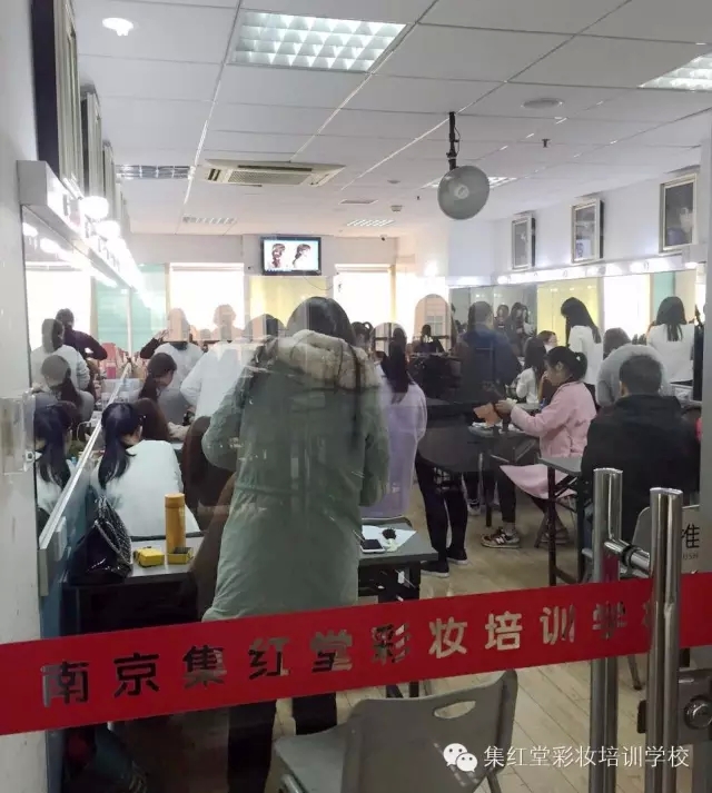 学员爆棚的化妆学校是什么样的？