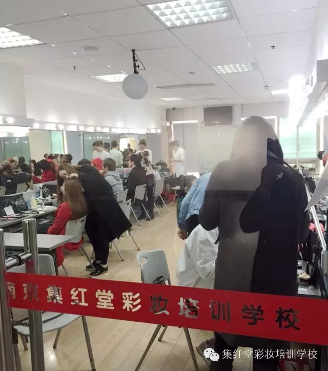 学员爆棚的化妆学校是什么样的？