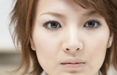 自然妆怎么贴假睫毛？