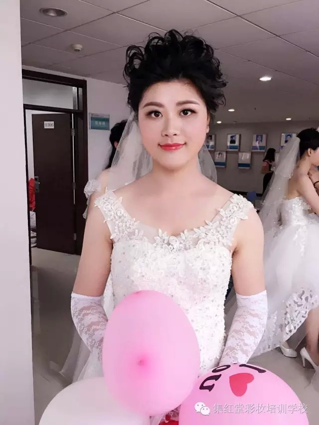 两大高校女神婚纱秀PK 。谁更胜一筹