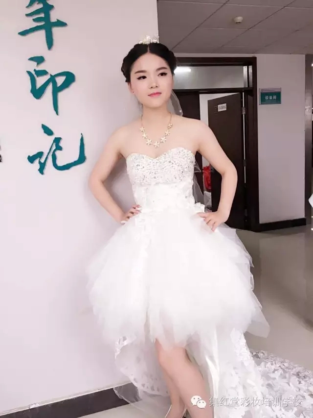 两大高校女神婚纱秀PK 。谁更胜一筹
