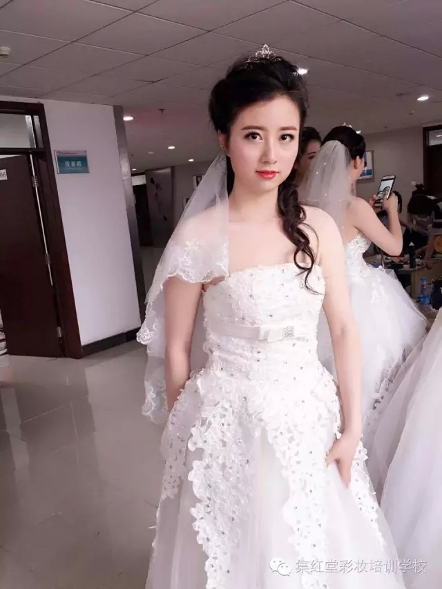 两大高校女神婚纱秀PK 。谁更胜一筹