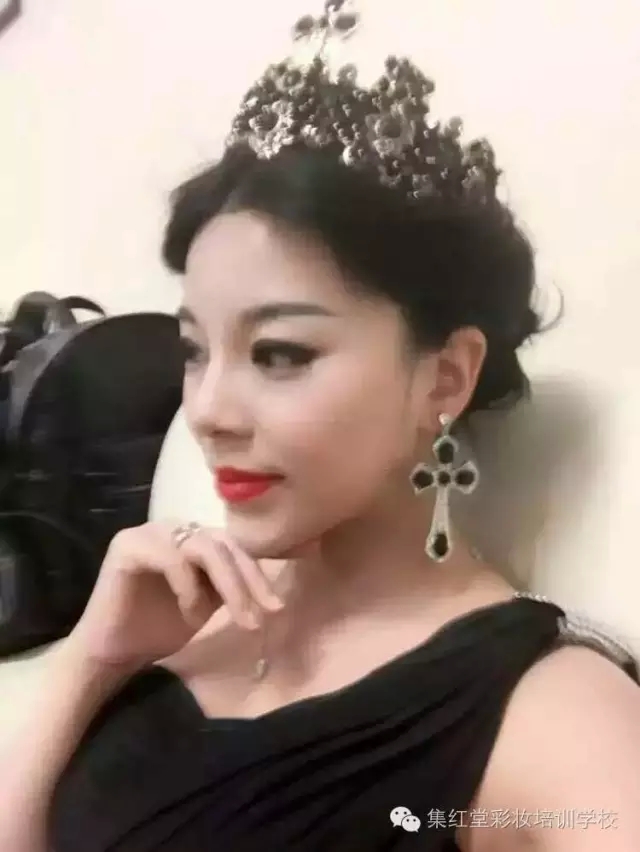两大高校女神婚纱秀PK 。谁更胜一筹