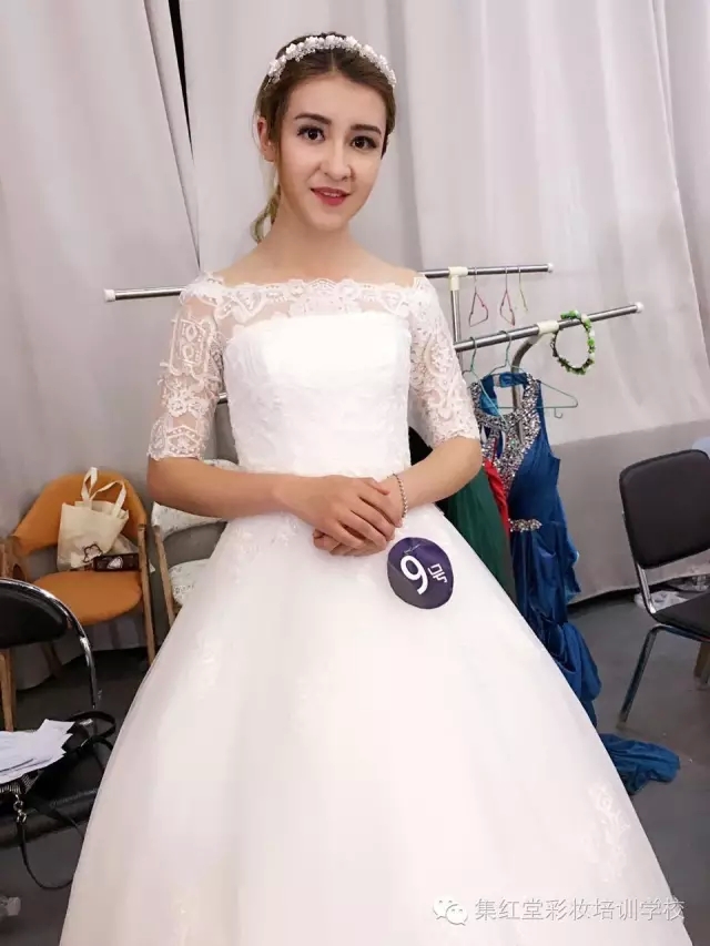 两大高校女神婚纱秀PK 。谁更胜一筹