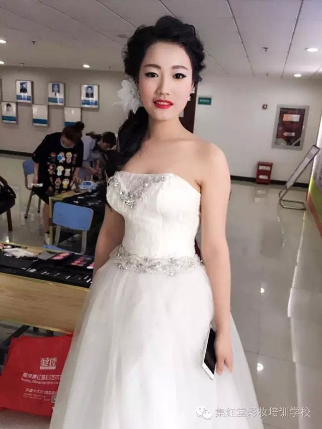两大高校女神婚纱秀PK 。谁更胜一筹