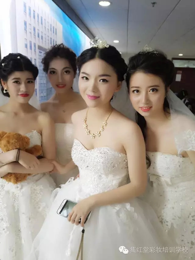 两大高校女神婚纱秀PK 。谁更胜一筹