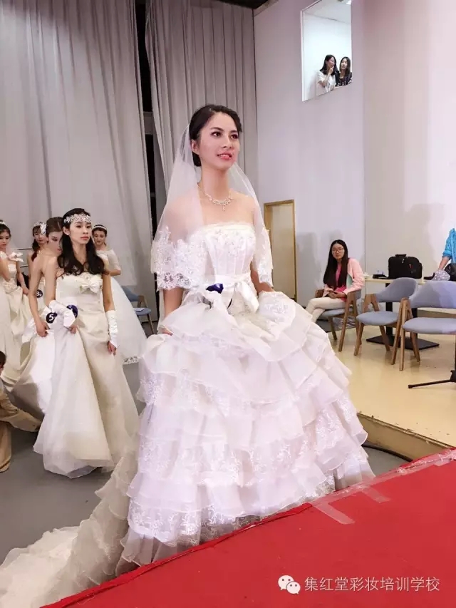 两大高校女神婚纱秀PK 。谁更胜一筹