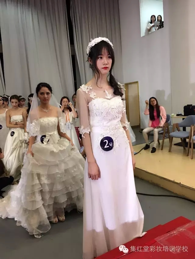 两大高校女神婚纱秀PK 。谁更胜一筹