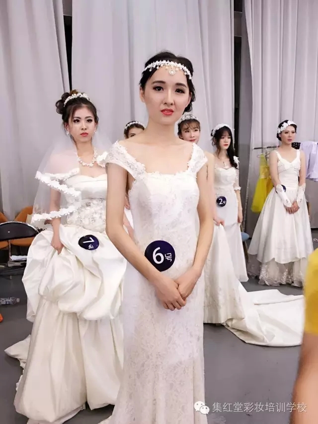 两大高校女神婚纱秀PK 。谁更胜一筹