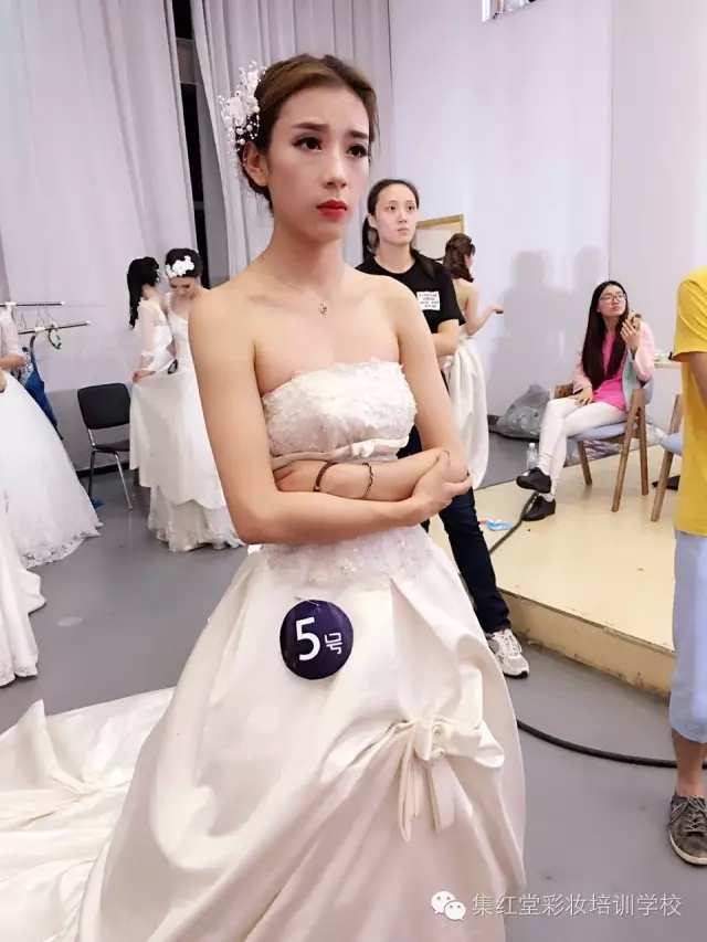 两大高校女神婚纱秀PK 。谁更胜一筹