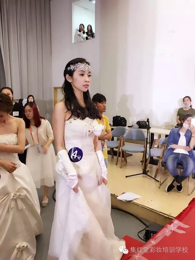 两大高校女神婚纱秀PK 。谁更胜一筹