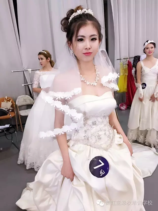 两大高校女神婚纱秀PK 。谁更胜一筹
