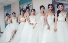 两大高校女神婚纱秀PK 。谁更胜一筹