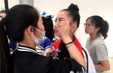 小学生应该怎么化妆