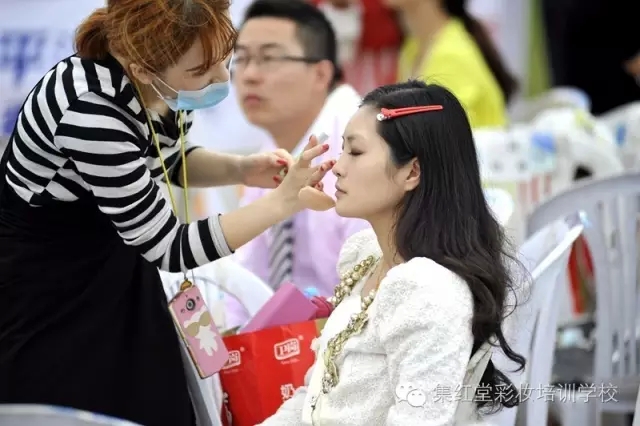 集红堂彩妆助力-吉尼斯世界记录规模最大的空中婚礼