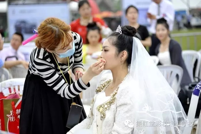 集红堂彩妆助力-吉尼斯世界记录规模最大的空中婚礼