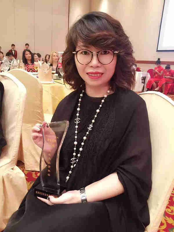 姚姝校长获美业杰出贡献奖
