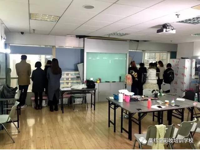 国家公祭日集红堂彩妆全体师生举行悼念活动