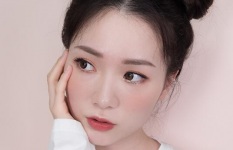 一款清新又俏皮的妆容，点亮你的造型！