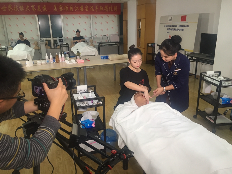南京电视台、南京人社局-高技能人才实训基地专题片在我校拍摄