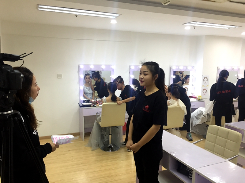 姚姝校长接受南京电视台专访