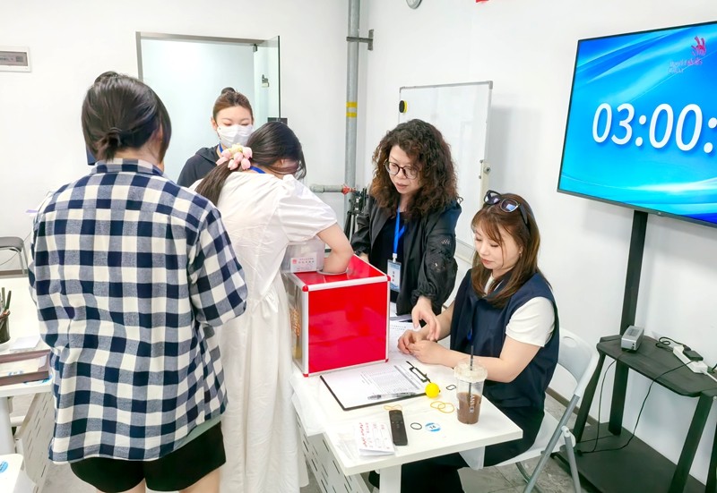 第八届江苏省技能状元大赛手工穿戴甲赛项省行业选拔赛在我校圆满结束