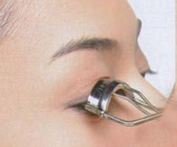 化妆技术之运用睫毛膏刷出浓密卷翘电眼美睫的10步骤