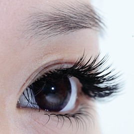 化妆技术之运用睫毛膏刷出浓密卷翘电眼美睫的10步骤