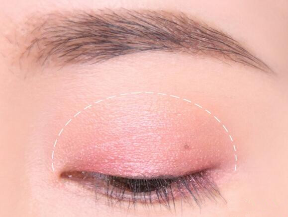 甜而不腻的粉色眼妆该怎么做呢？